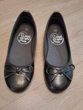 BE COOL Girl's Shiny Pewter Bow-Accent Ballet Flats